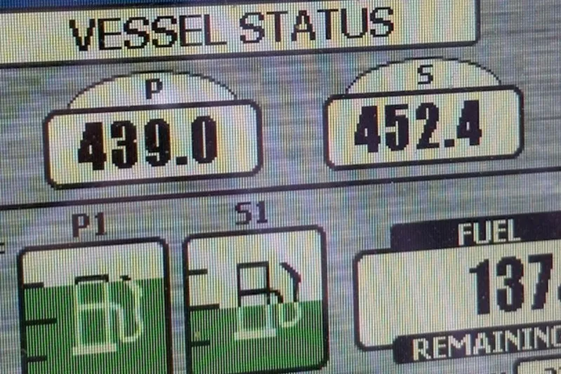  Yacht Photos Pics Vessel status display on 2011 Sea Ray Sundancer 370, showing fuel and engine data.
