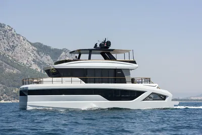 2027 Lazzara LPC 300