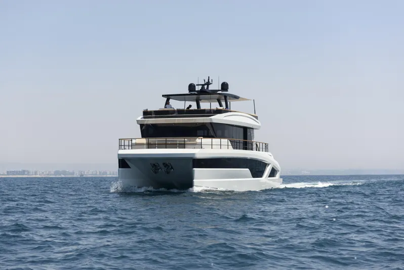 Lazzara Lpc 300 Yacht Photos Pics 2027 Lazzara LPC 300 yacht cruising on open water.