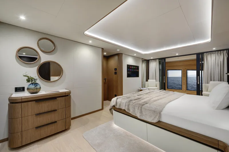 Lazzara Lpc 300 Yacht Photos Pics 