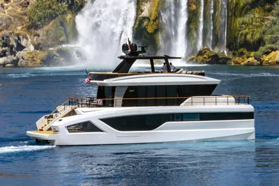 2027 Lazzara LPC 300