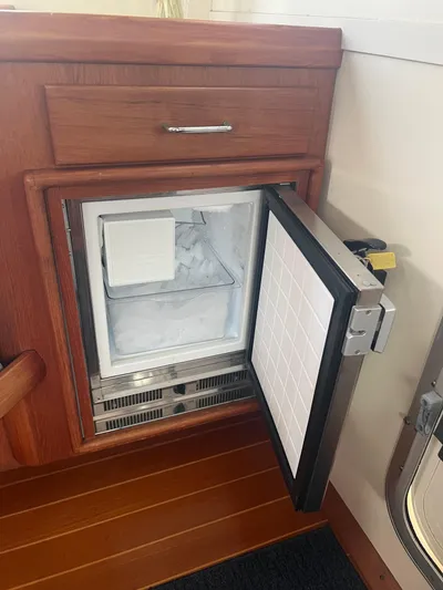  Yacht Photos Pics Open freezer on Cherubini Independence 1998 boat, showcasing ice storage.