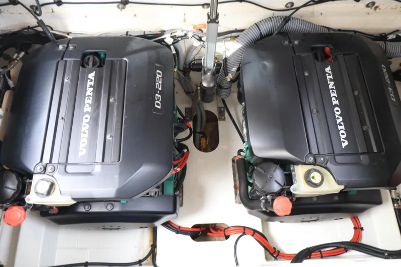 Sea-savvy Yacht Photos Pics VP D3-220HP