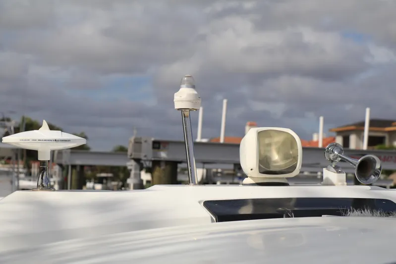 Sea-savvy Yacht Photos Pics Search Light / TV Antenna / Mast Light / Horn