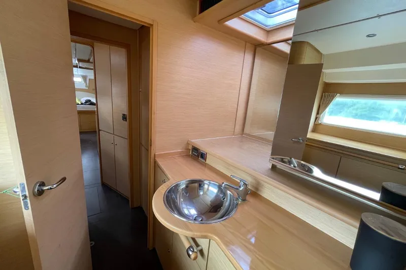 Tikiaora Yacht Photos Pics Interior of 2008 Lagoon 500 yacht featuring a sleek bathroom with a modern sink and mirror.