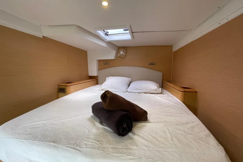 Tikiaora Yacht Photos Pics Cozy bedroom in 2008 Lagoon 500 yacht with skylight and neatly arranged towels.