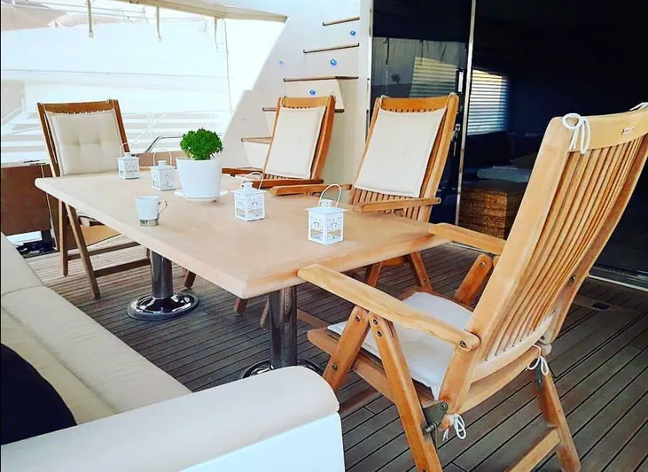  Yacht Photos Pics Luxurious dining area on the 2008 Numarine 78 Fly yacht.