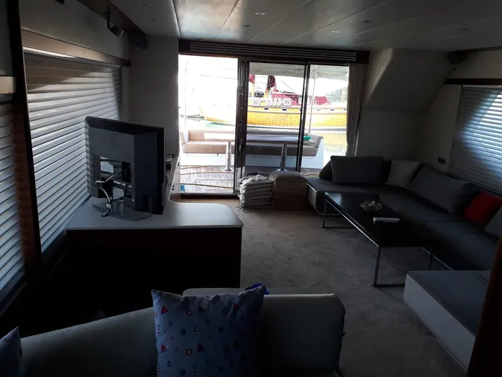  Yacht Photos Pics Interior of 2008 Numarine 78 Fly yacht.