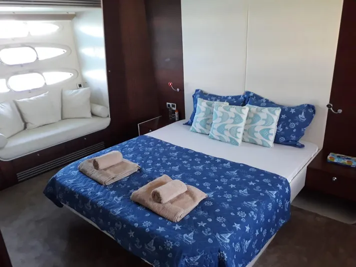  Yacht Photos Pics Luxurious bedroom on the 2008 Numarine 78 Fly yacht.