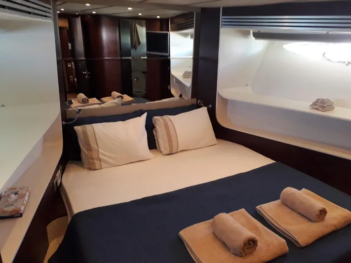  Yacht Photos Pics Luxurious cabin of Numarine 78 Fly yacht, year 2008.
