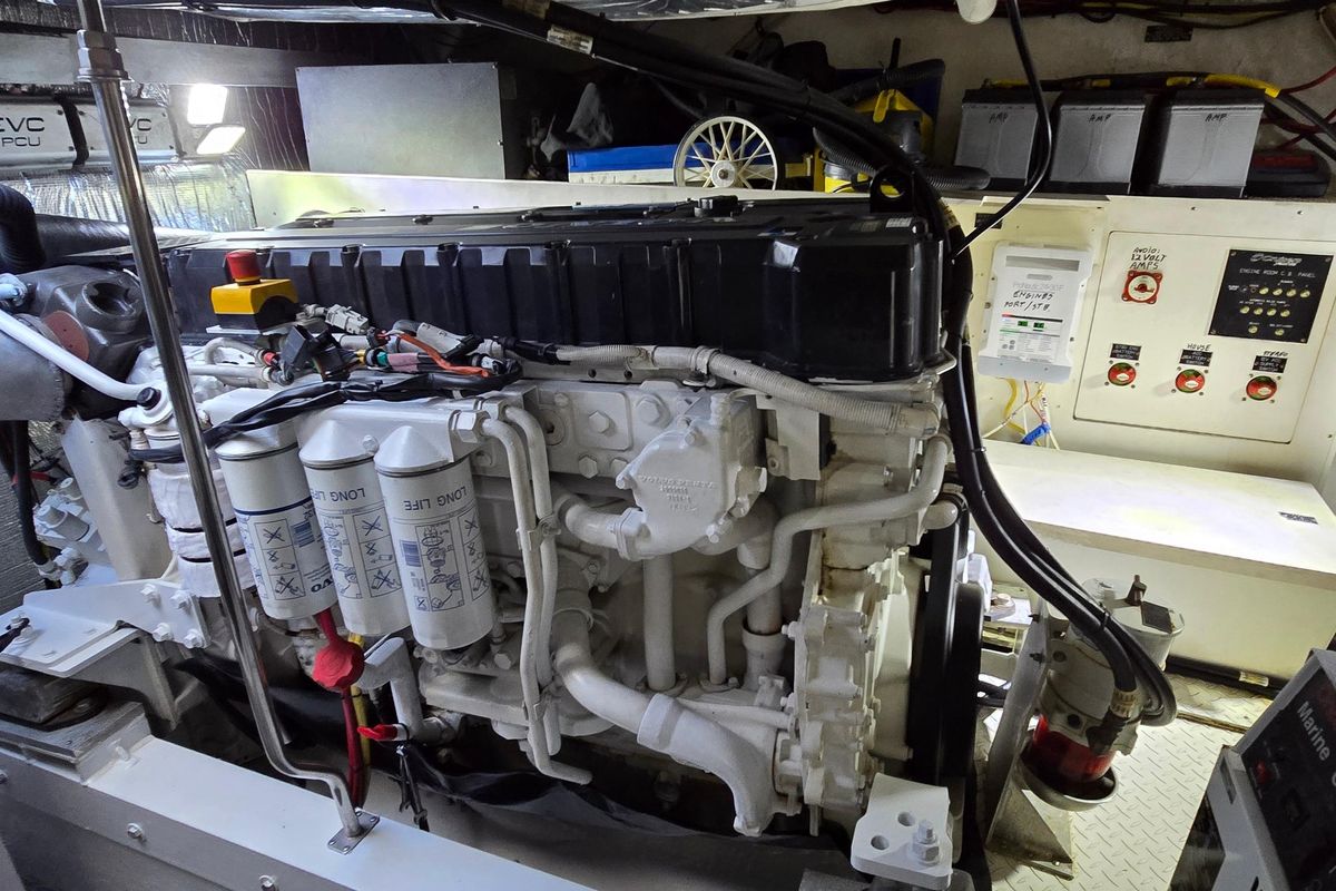 2006 Cruisers Yachts 52 