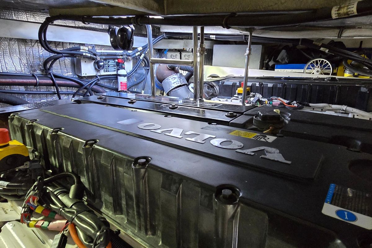 2006 Cruisers Yachts 52 