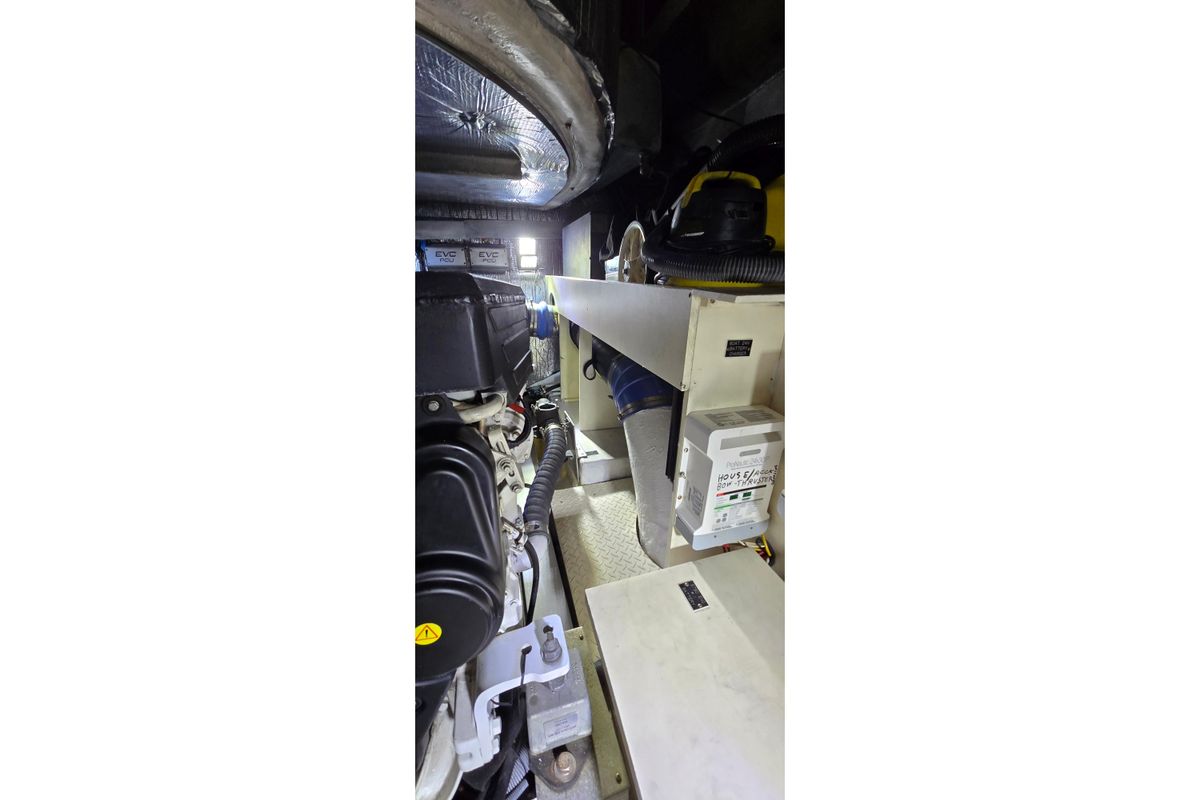 2006 Cruisers Yachts 52 