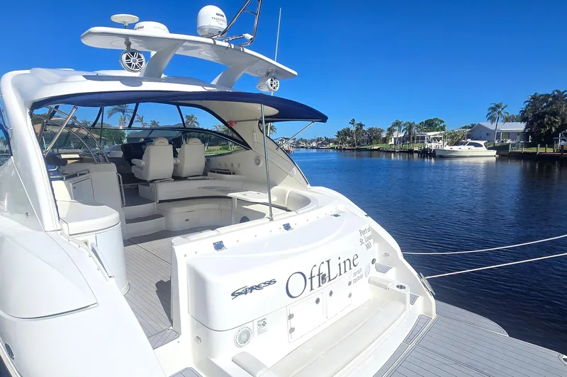  Yacht Photos Pics 2006 Cruisers Yachts 520 Express docked on a sunny waterfront.