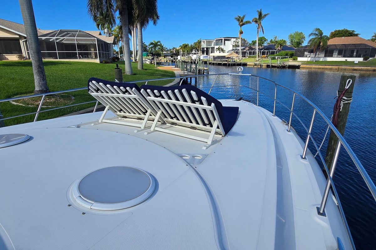 2006 Cruisers Yachts 52 