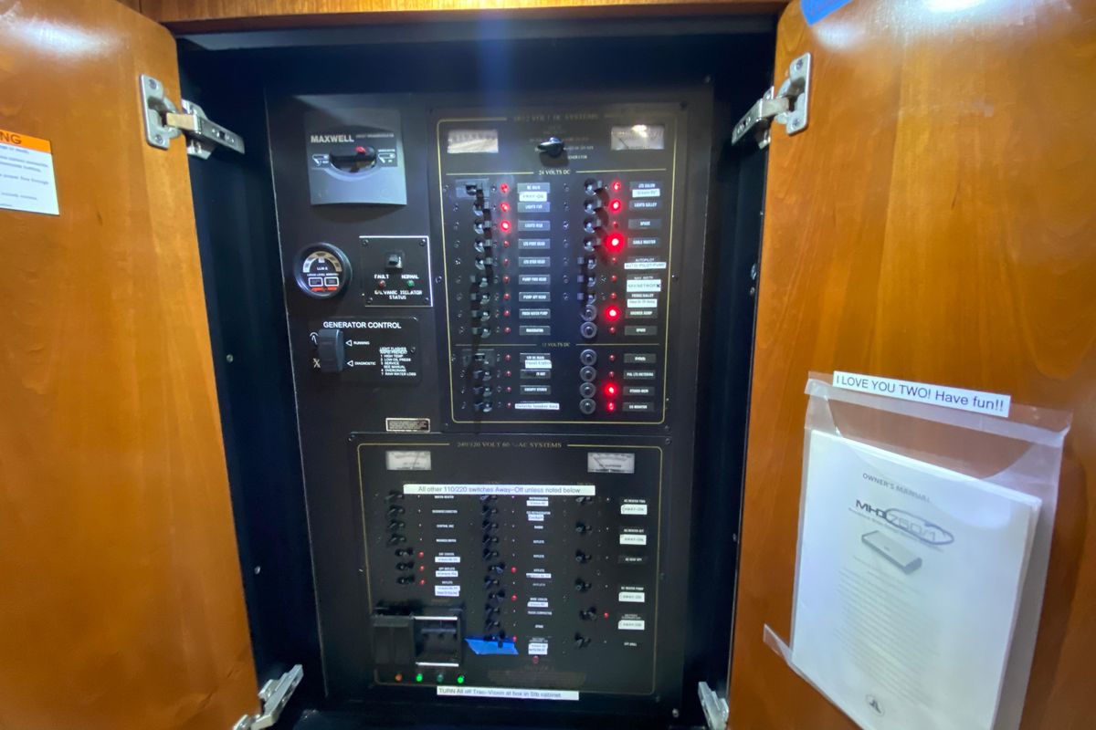 2006 Cruisers Yachts 52 