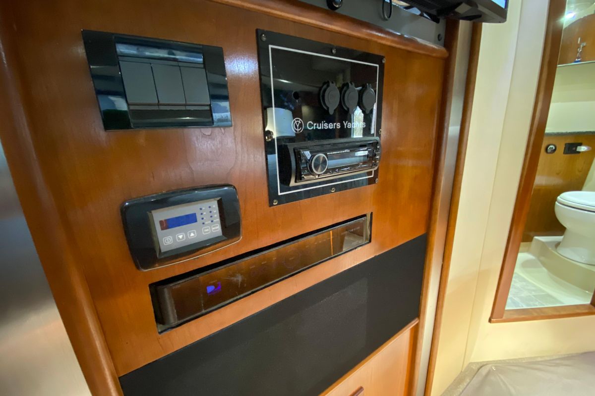 2006 Cruisers Yachts 52 