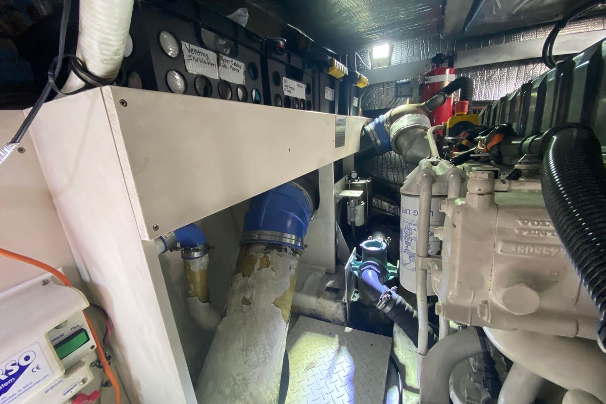 2006 Cruisers Yachts 52 