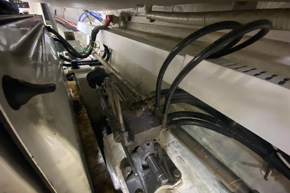 2006 Cruisers Yachts 52 