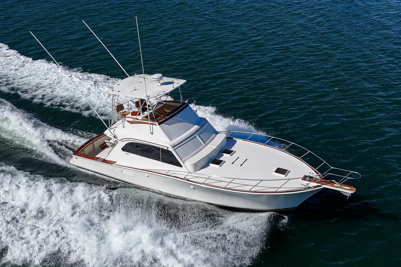 Un Dia Yacht Photos Pics 1984 Post 43 yacht cruising on open water, showcasing sleek design and performance.