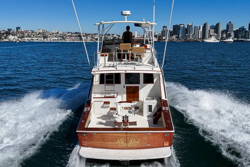 Un Dia Yacht Photos Pics Vintage 1984 Post 43 yacht cruising with city skyline in the background.