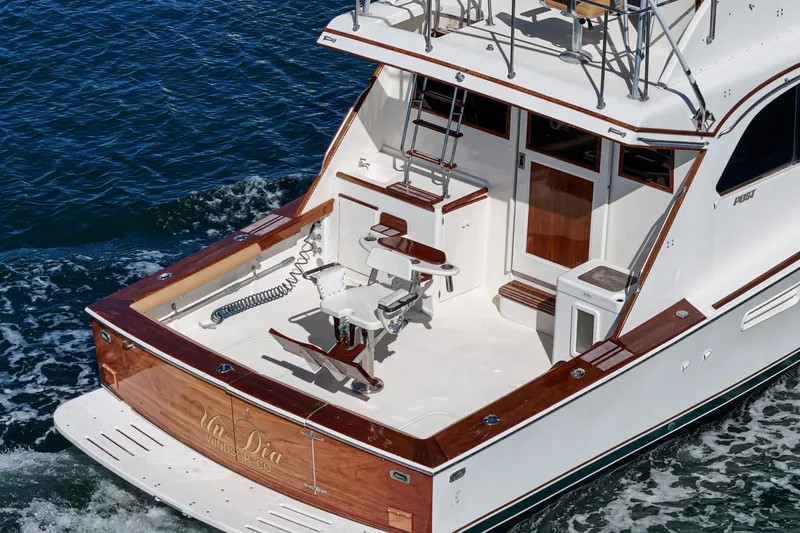 Un Dia Yacht Photos Pics 1984 Post 43 yacht with wooden accents cruising on the ocean.