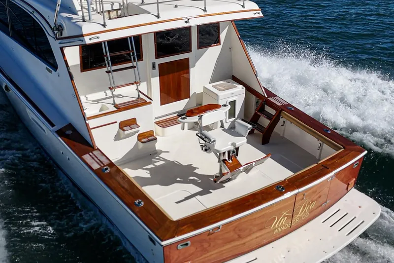 Un Dia Yacht Photos Pics Luxury 1984 Post 43 yacht cruising on water, featuring elegant wood finishes and spacious deck.