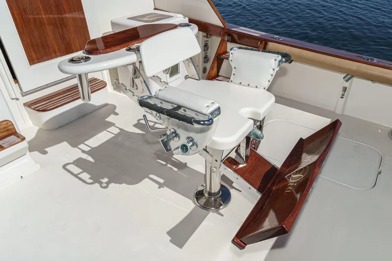 Un Dia Yacht Photos Pics Luxury fishing chair on 1984 Post 43 yacht, featuring polished wood and ocean backdrop.