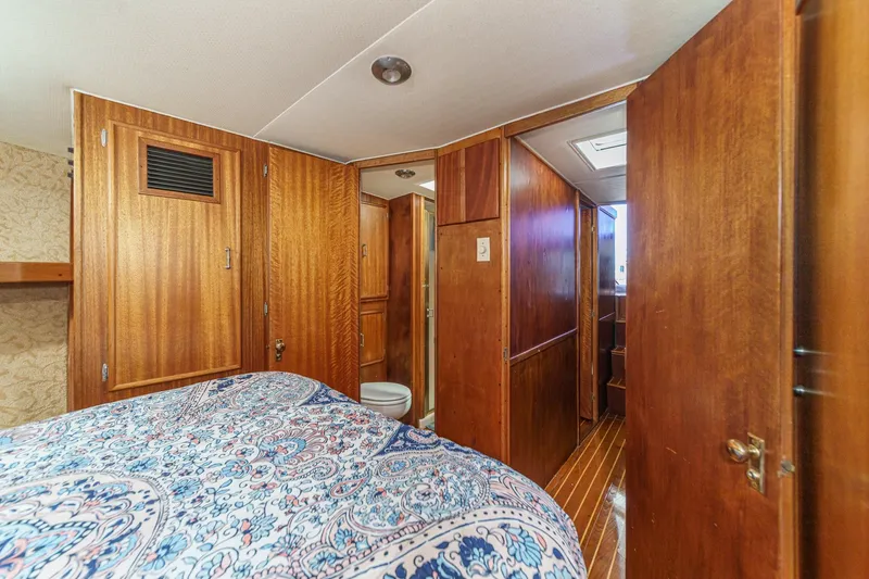 Un Dia Yacht Photos Pics Cozy 1984 Post 43 yacht cabin with wooden interior and patterned bedding.