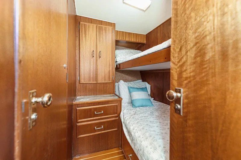 Un Dia Yacht Photos Pics Cozy wooden cabin with bunk beds and storage, Post 43 model, 1984.