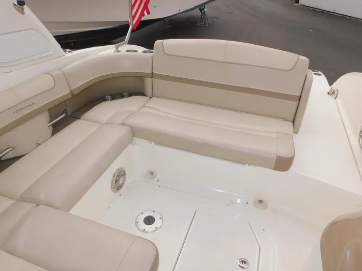 Tide Runner Yacht Photos Pics 2015 Formula Bowrider 290 interior with beige seating and American flag.