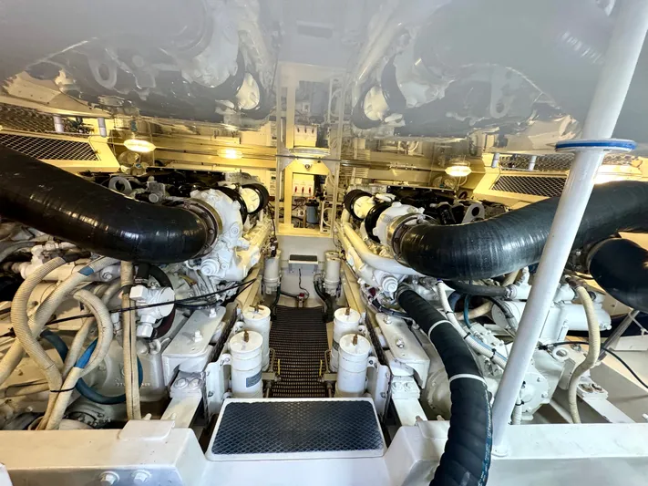 Rebelluis Yacht Photos Pics Engine Room