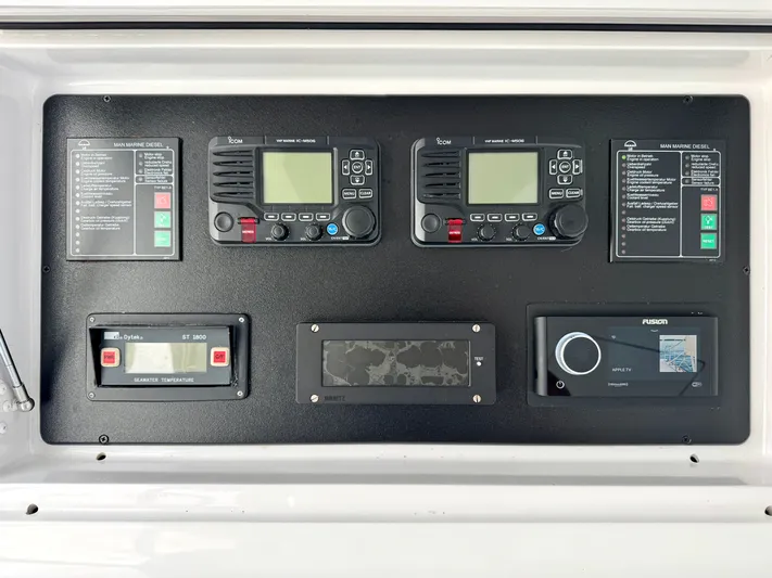 Rebelluis Yacht Photos Pics Navigation Equipment