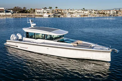 Axopar 37 XC Cross Cabin Wet Bar