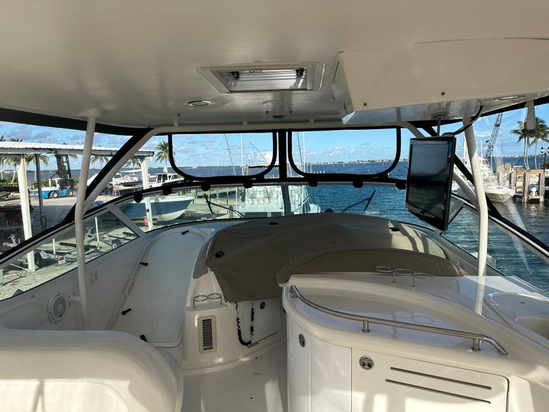 2001 Sea Ray 540 Cockpit Motor Yacht