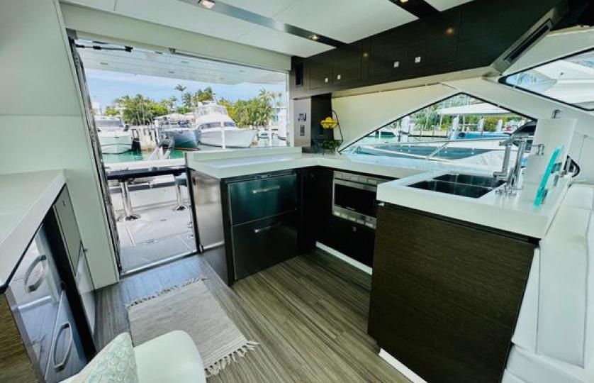 2017 Cruisers Yachts 60 