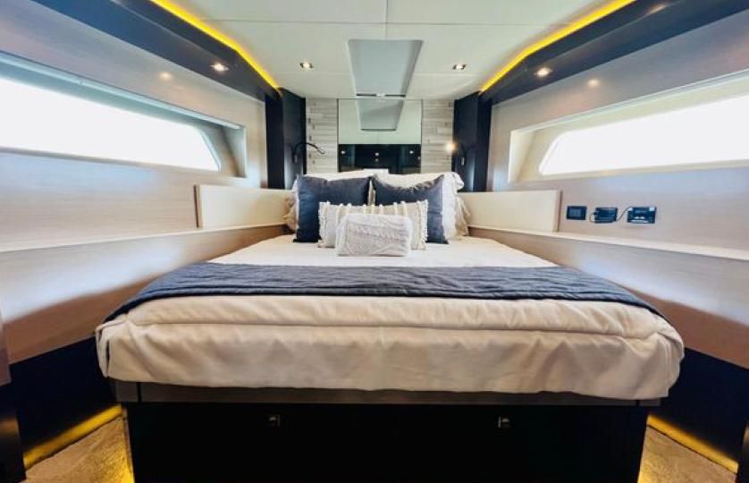 2017 Cruisers Yachts 60 