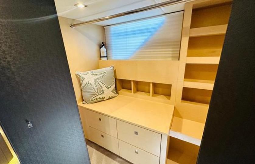 2017 Cruisers Yachts 60 