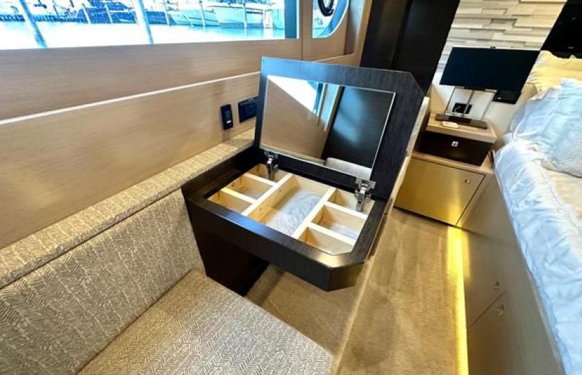2017 Cruisers Yachts 60 