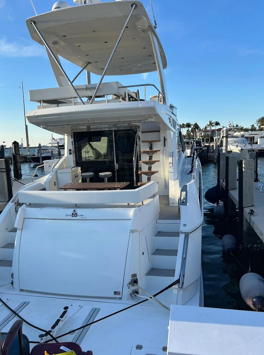 2017 Cruisers Yachts 60 