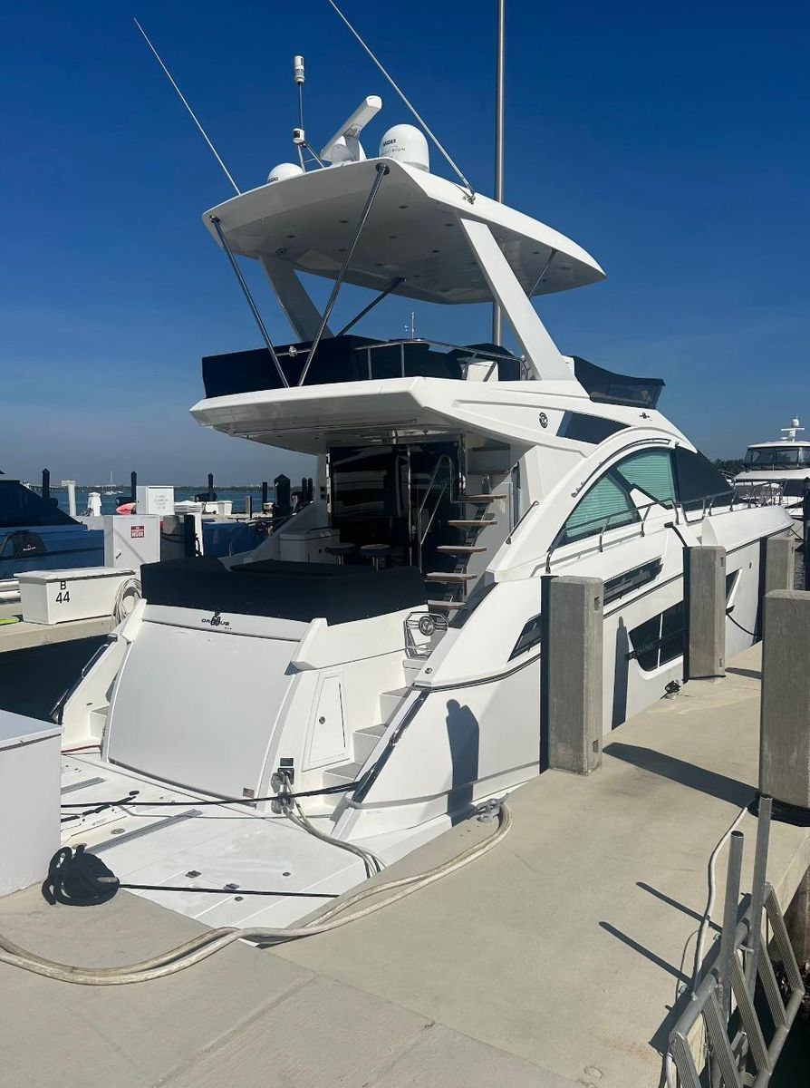 2017 Cruisers Yachts 60 