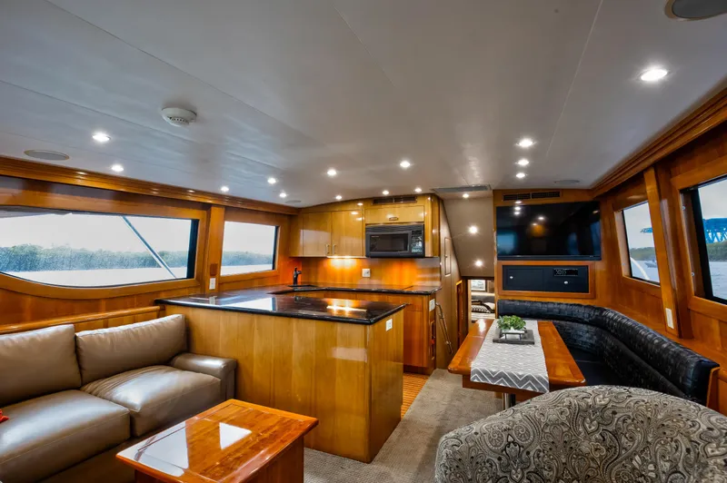 Brendas III Yacht Photos Pics Hatteras 55 Brendas III - Interior Salon