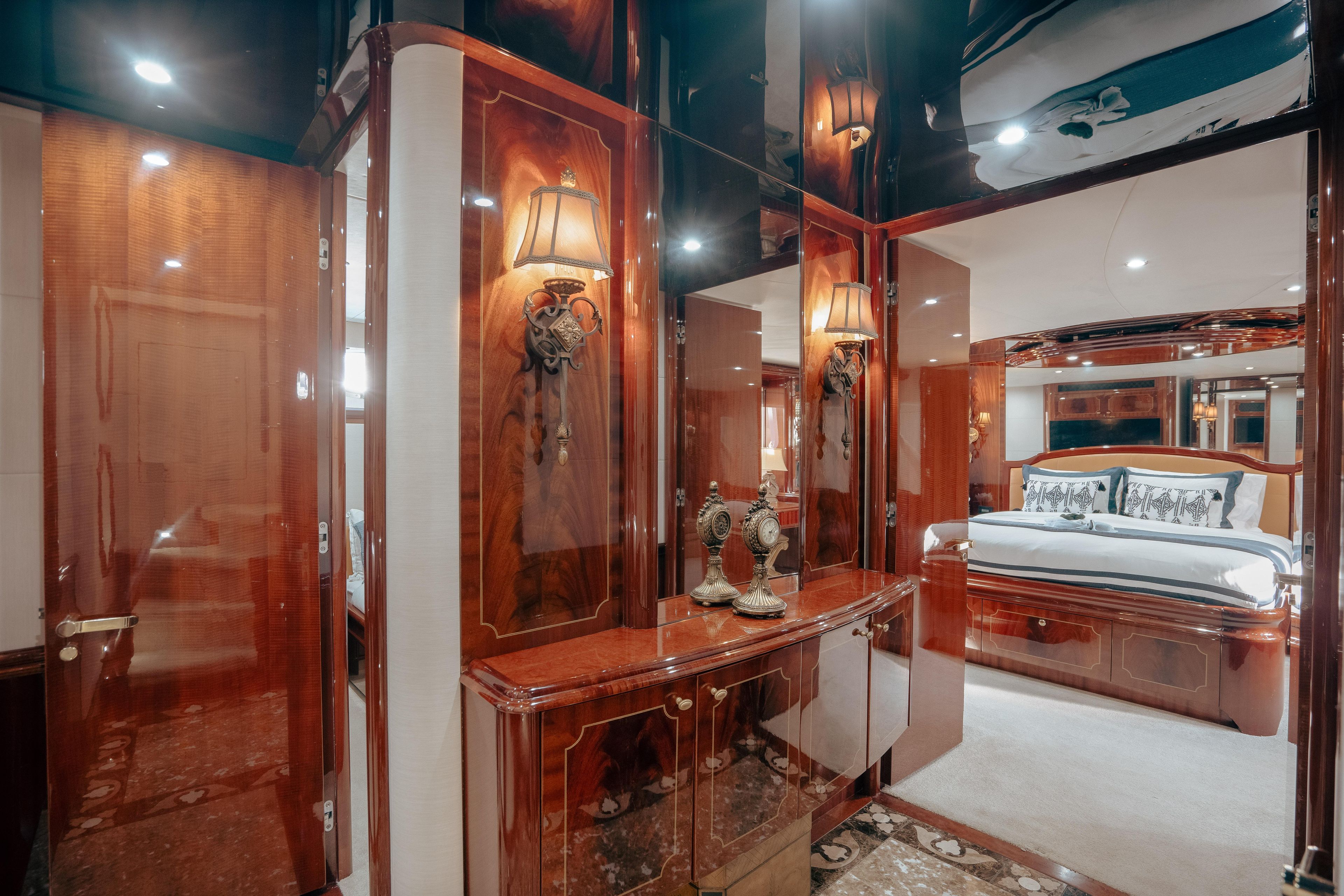 2004 Lazzara 106 