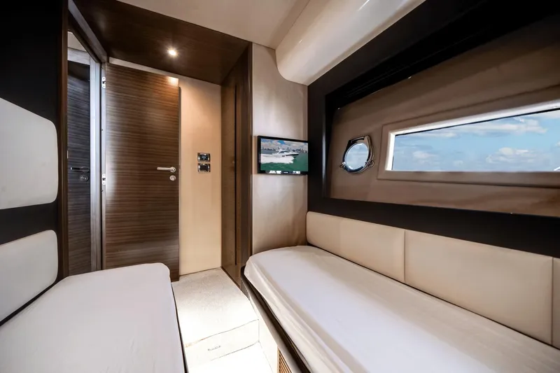 Low Hours! Yacht Photos Pics 