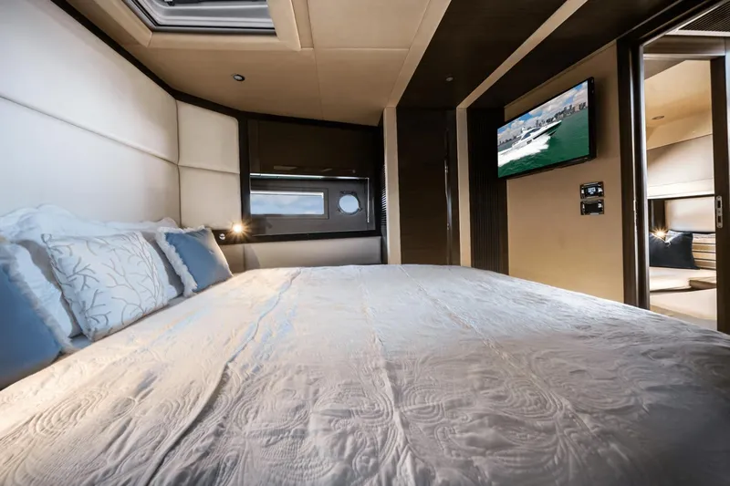 Low Hours! Yacht Photos Pics 