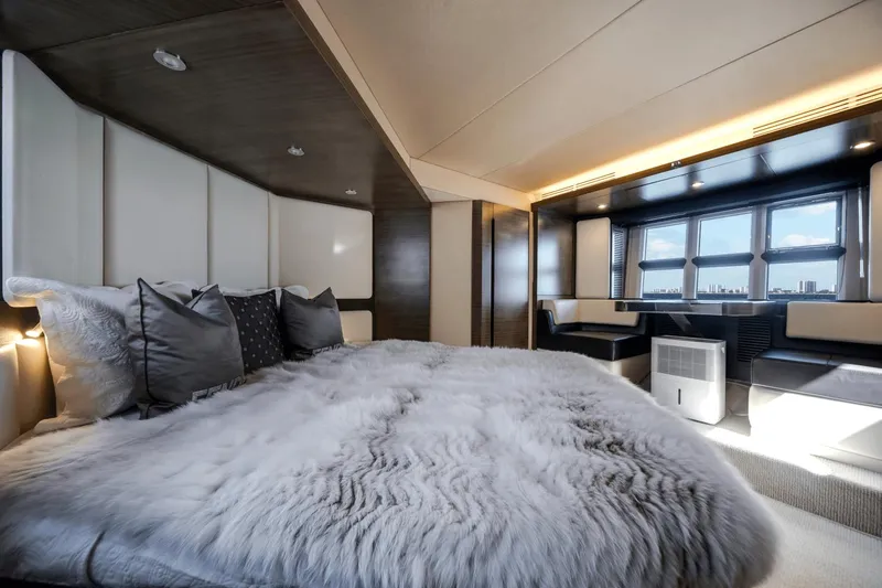 Low Hours! Yacht Photos Pics 