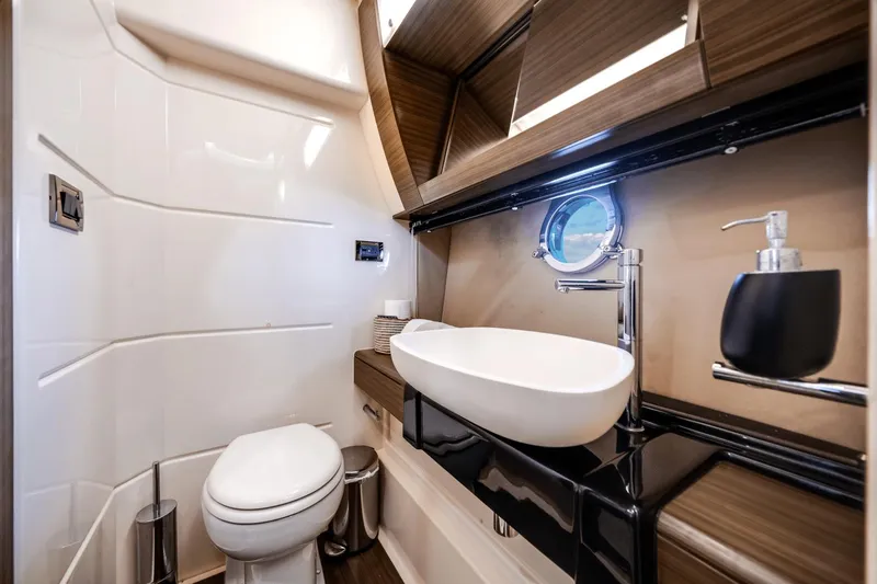 Low Hours! Yacht Photos Pics 