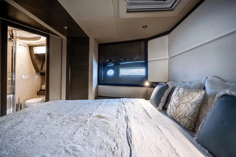 Low Hours! Yacht Photos Pics 