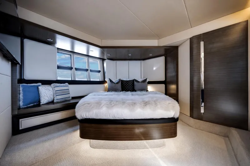 Low Hours! Yacht Photos Pics 