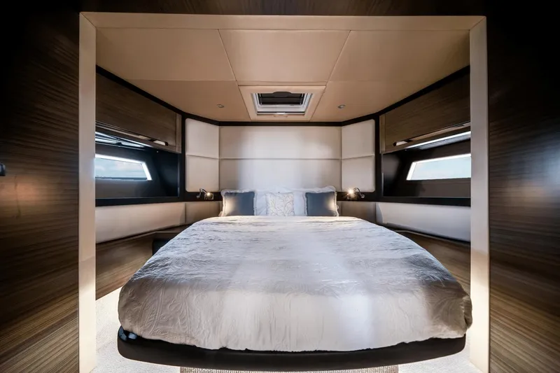 Low Hours! Yacht Photos Pics 